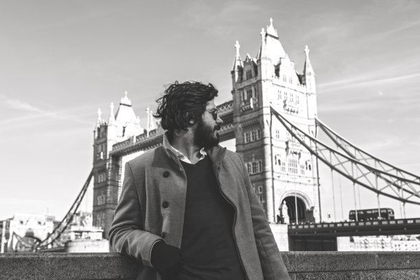 年轻的商人站在塔桥前图片下载
