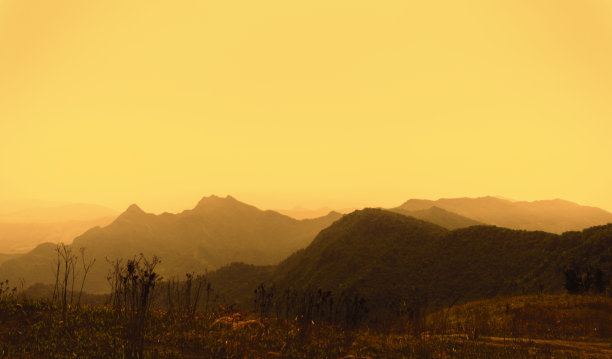 山顶的自然景观与天空在假期的一天在温暖的色调。图片下载