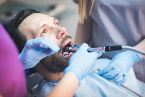 牙医诊所的年轻人图片下载