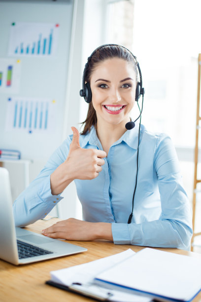 特写裁剪的成功年轻的黑发女孩的肖像，谁是戴着耳机，在正式的穿着和尾巴，微笑，显示拇指向上的标志图片下载