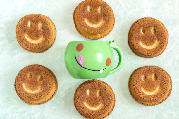 滑稽的笑脸自制纸杯蛋糕图片下载
