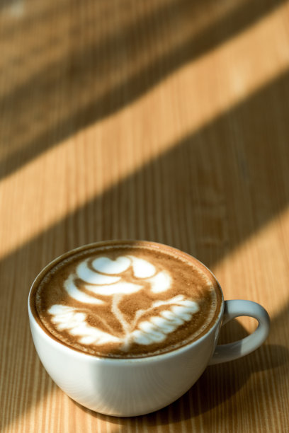 顶视图热拿铁咖啡与阳光图片下载