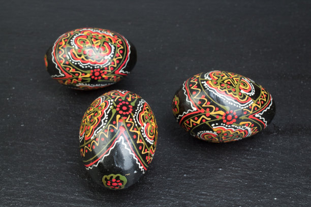 复活节快乐。黑色背景上的彩蛋。前视图。文本复制空间图片下载