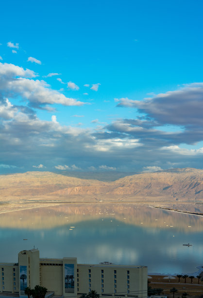 这是世界死海最低的盐湖全景照片，在豪华度假胜地Ein Bokek附近充满了矿物质，是医疗、气候疗法、海洋疗法和日光疗法的地方。图片下载
