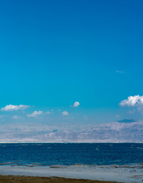 这是世界死海最低的盐湖全景照片，在豪华度假胜地Ein Bokek附近充满了矿物质，是医疗、气候疗法、海洋疗法和日光疗法的地方。图片下载