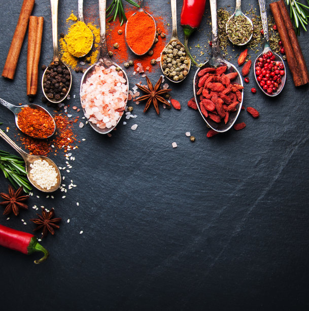 复古勺子里放着不同种类的香料图片下载