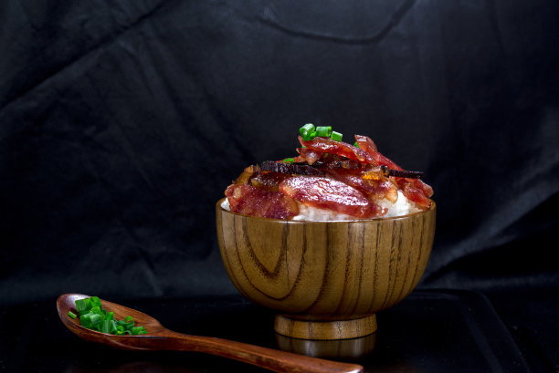 一碗美味的香肠饭。图片下载