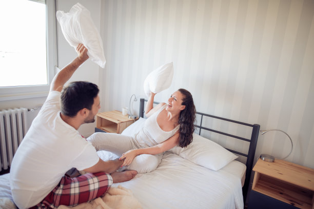 美丽的夫妇花时间在家里在夏天的早晨图片下载