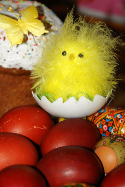 用复活节蛋、黄色松软的鸡组成。图片下载