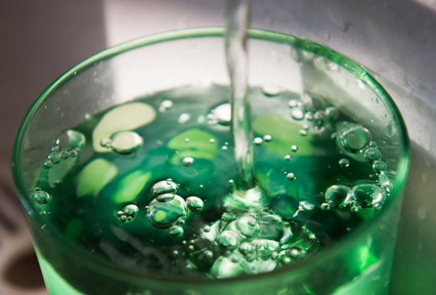 一杯纯净水从冷却器中倒入玻璃杯图片下载