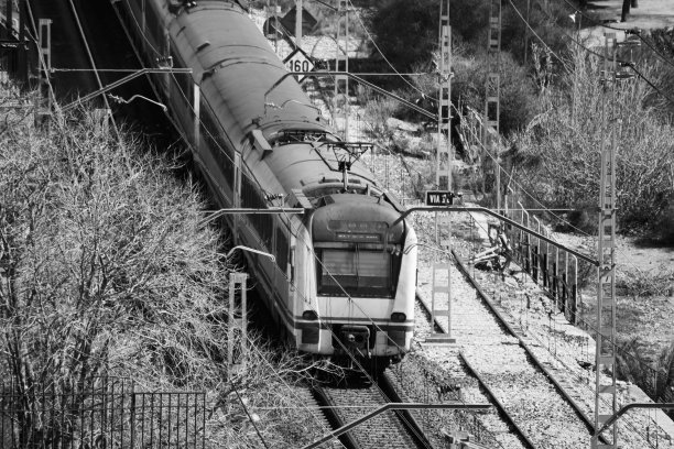 黑白相间的火车在铁路上行驶图片下载