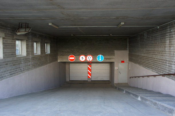 地下停车场的入口有标志图片下载