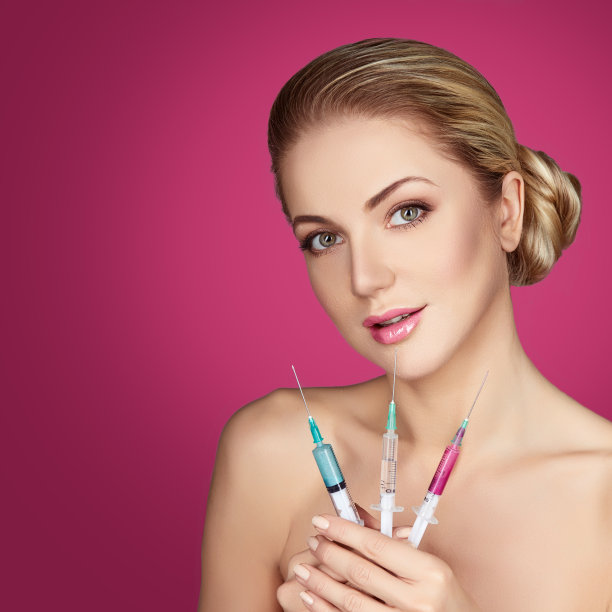 美丽的女孩正在接受美容注射图片下载