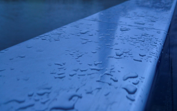 城市里的雨滴图片下载