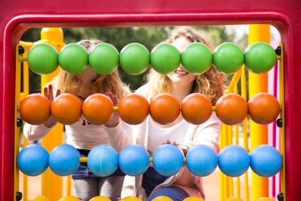 年轻的家庭快乐图片下载