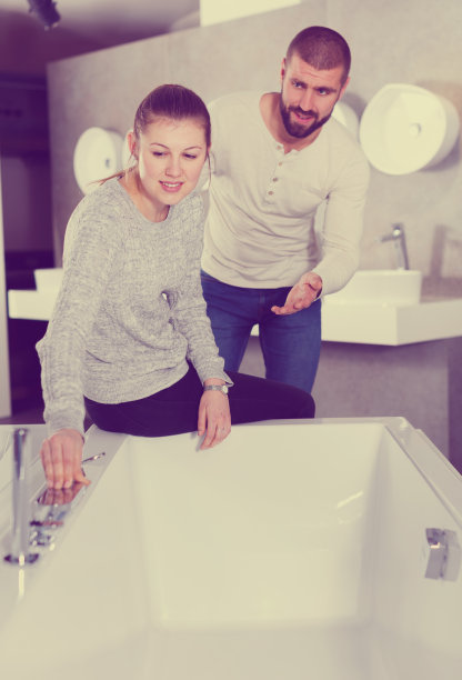 夫妇在浴室家具店选择陶瓷浴图片下载