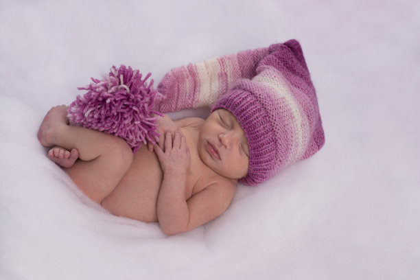 新生儿睡觉。图片下载