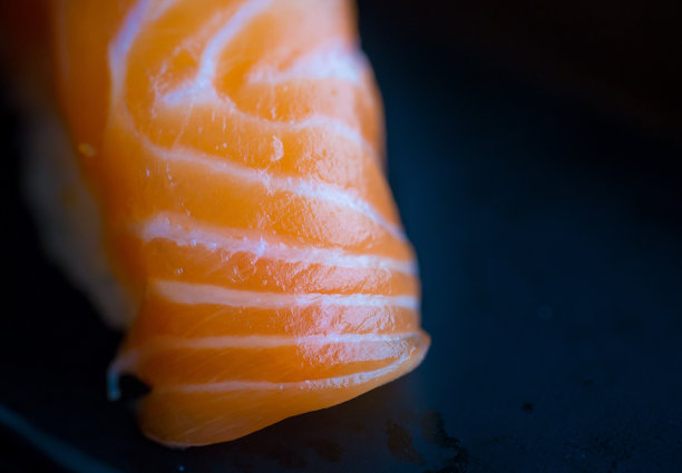 靠近新鲜的鲑鱼片在黑色的背景图片下载