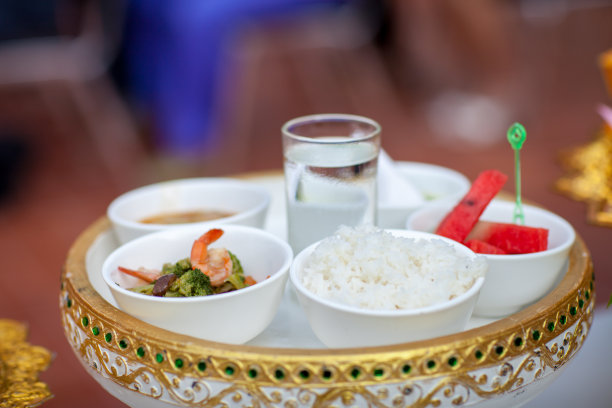 美味的泰国菜装在竹板上。图片下载