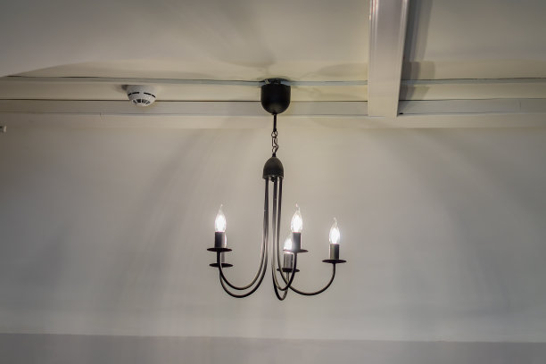 复古的枝形吊灯悬挂在白色的天花板上，用灰泥装饰图片下载