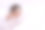 白色毯子下的新生婴儿。图片下载