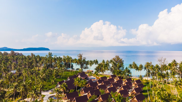 大海对天空的全景图片下载