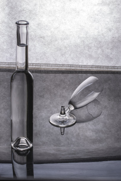 有个玻璃瓶和碎玻璃的静物画图片下载