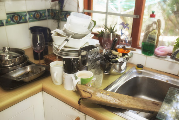 一堆待洗的脏盘子图片下载