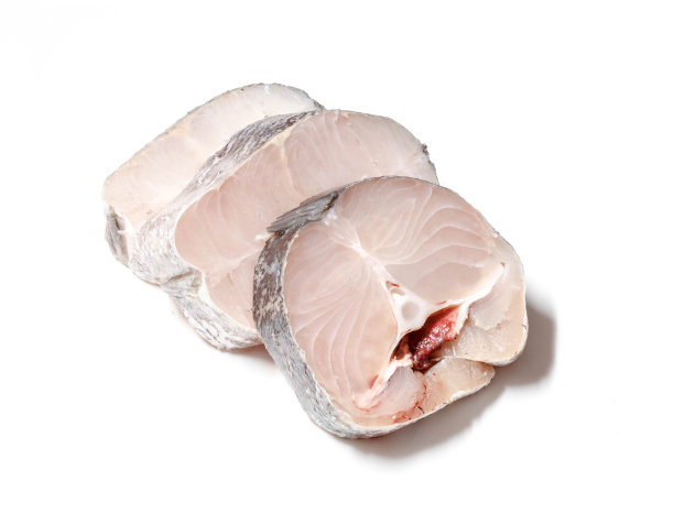 几片新鲜的生鳕鱼孤立在白色背景上。图片下载