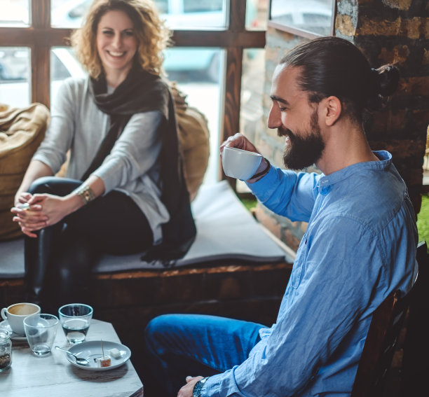 微笑着喝咖啡，女孩看着他图片下载