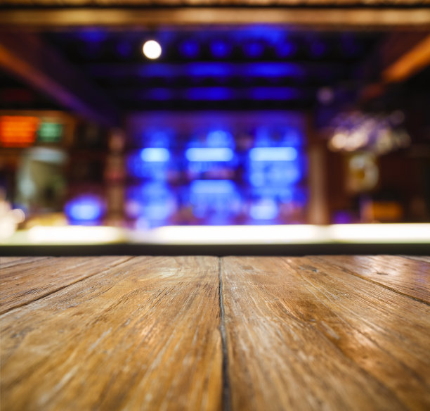 桌上柜台酒吧瓶子喝在架子上模糊酒吧背景图片下载