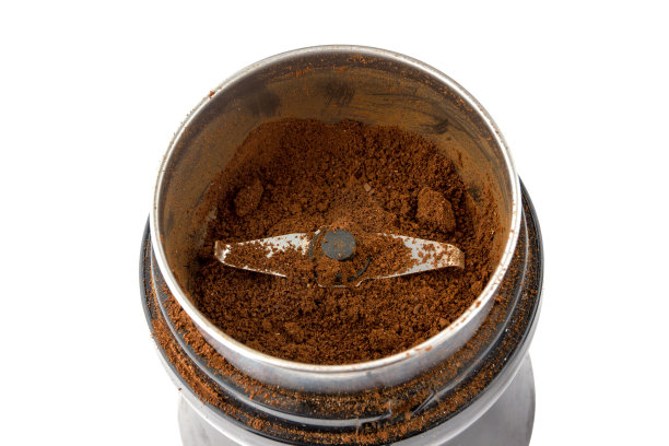 电动咖啡研磨机特写。用电动咖啡研磨机研磨咖啡。图片下载