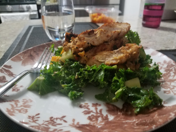 甘蓝和烤鸡沙拉图片下载