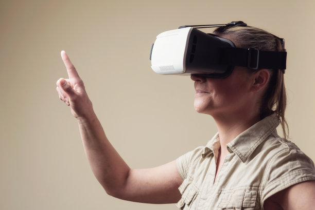 虚拟现实的女人图片下载