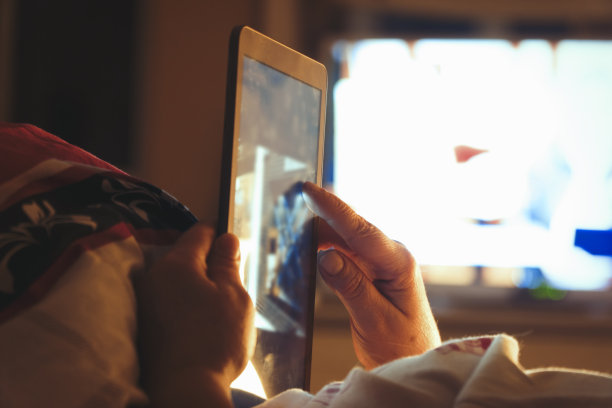 老妇人晚上躺在床上吃着药片睡着了图片下载