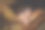 一个亚洲女人在床上玩手机图片下载