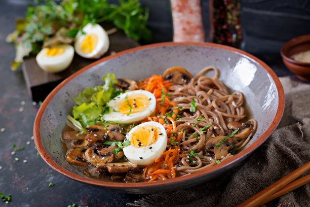 日本味增拉面，鸡蛋，胡萝卜和蘑菇。汤美味的食物。图片下载