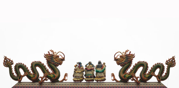 白色背景上的一对龙雕像图片下载