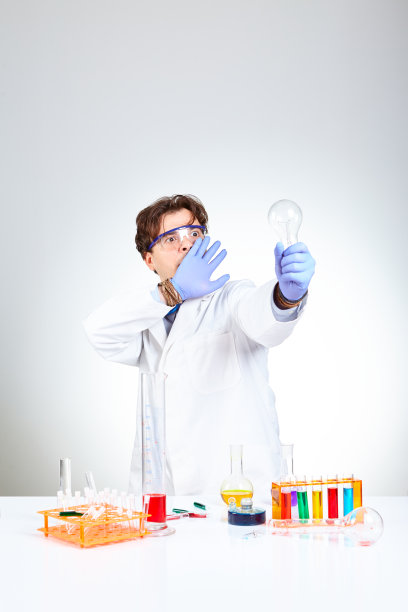 拿着灯泡的男性科学家图片下载