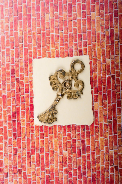 砖块背景上的复古风格键图片下载