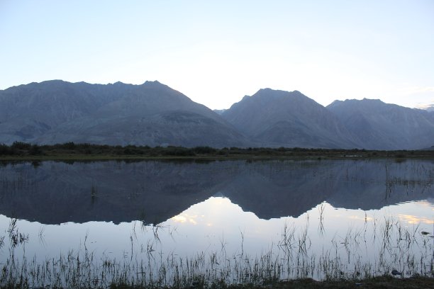山脉的反射图片下载