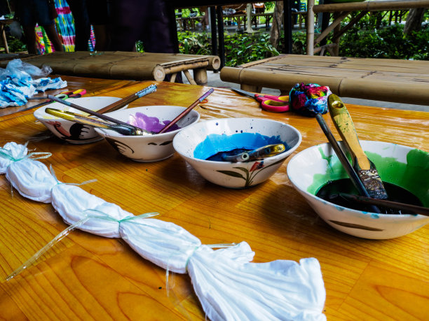 用于扎染织物的水色调色板。素材图片