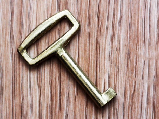 木桌上的古董钥匙图片下载