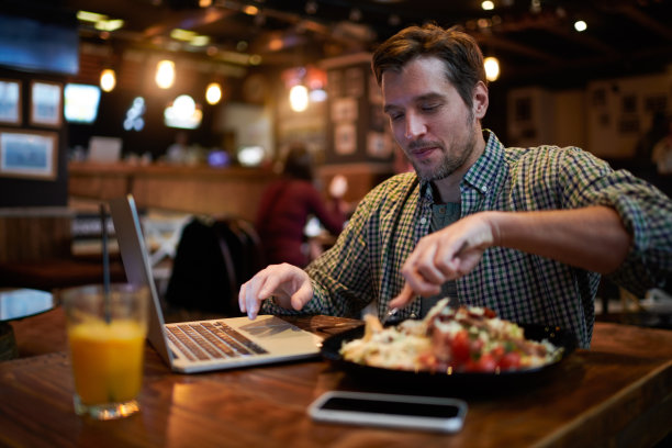 咖啡店里的男人图片下载
