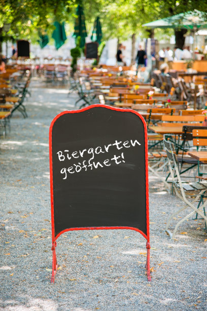 慕尼黑的啤酒花园开放标志图片下载