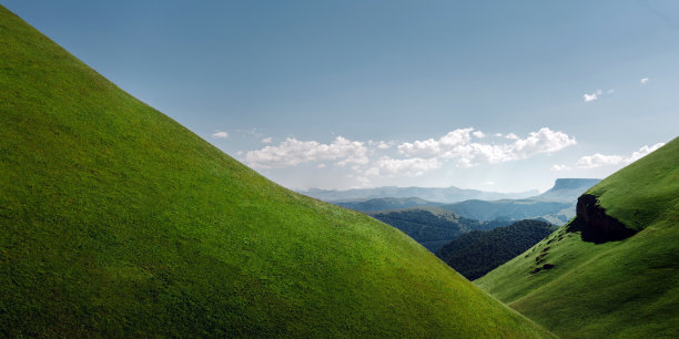风景如画的青山和山脉在一个阳光明媚的夏日。俄罗斯北高加索的厄尔布鲁斯地区图片下载