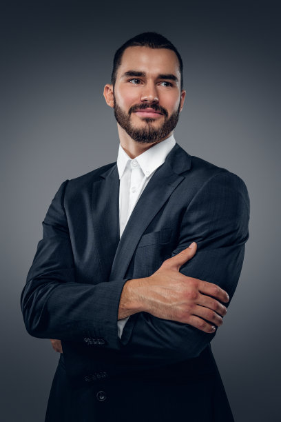 一个穿着西装和白衬衫的男人。图片下载