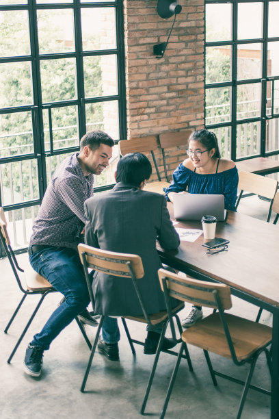 商务团队在咖啡桌上的工作素材图片