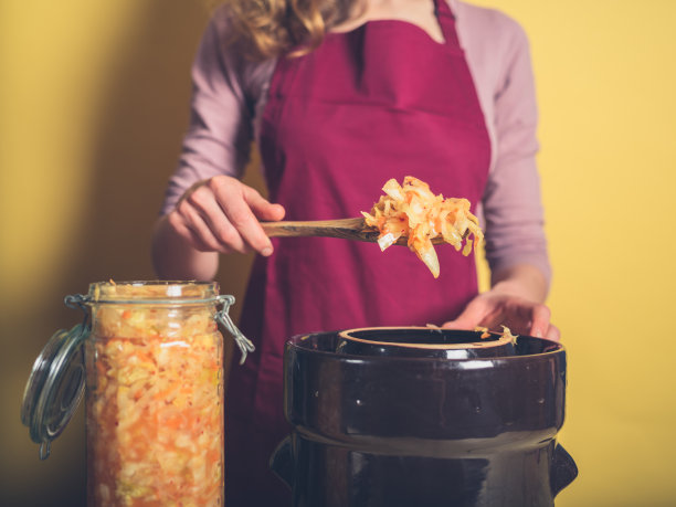 做泡菜的年轻女子图片下载