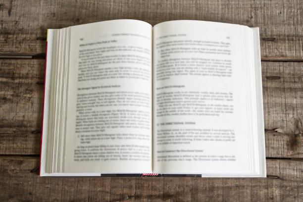 模糊文本打开页书与旧木版背景图片下载